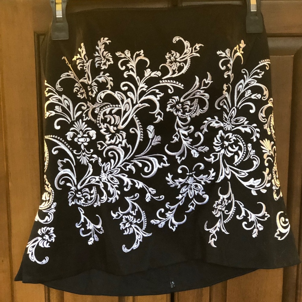 Bustier with detailed embroidered design
